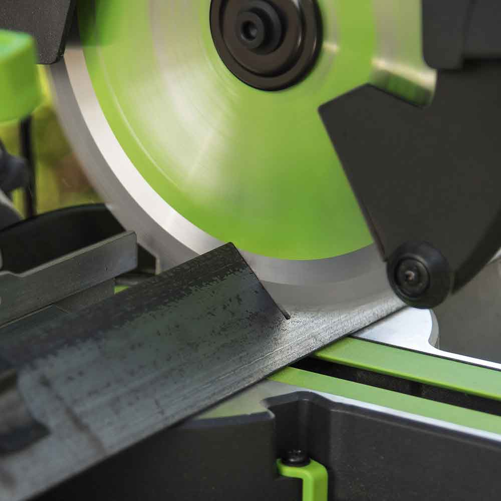 Evolution F210SMS 210mm Schiebe-Kapp- und Gehrungssäge mit TCT-Multi-Material-Sägeblatt