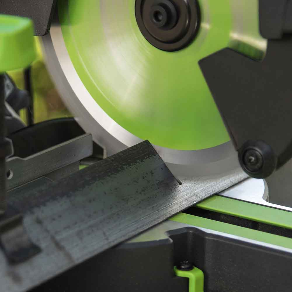 Evolution F210SMS 210mm Schiebe-Kapp- und Gehrungssäge mit TCT-Multi-Material-Sägeblatt